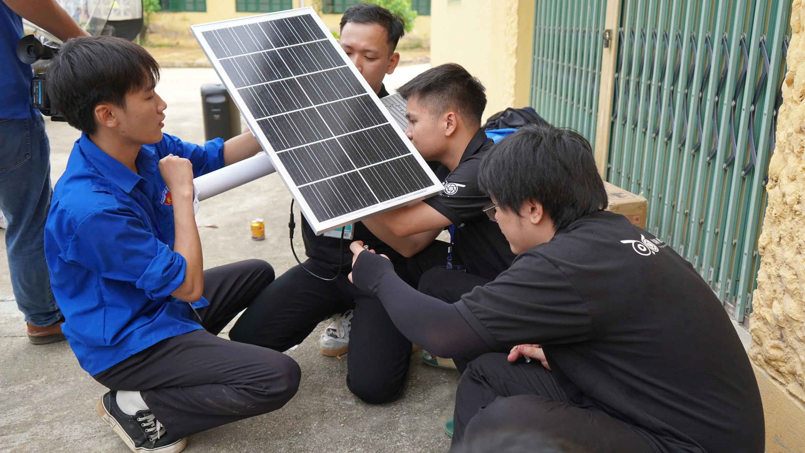 Lắp bóng điện năng lượng mặt trời cho xã Lùng Khấu Nhin.jpg