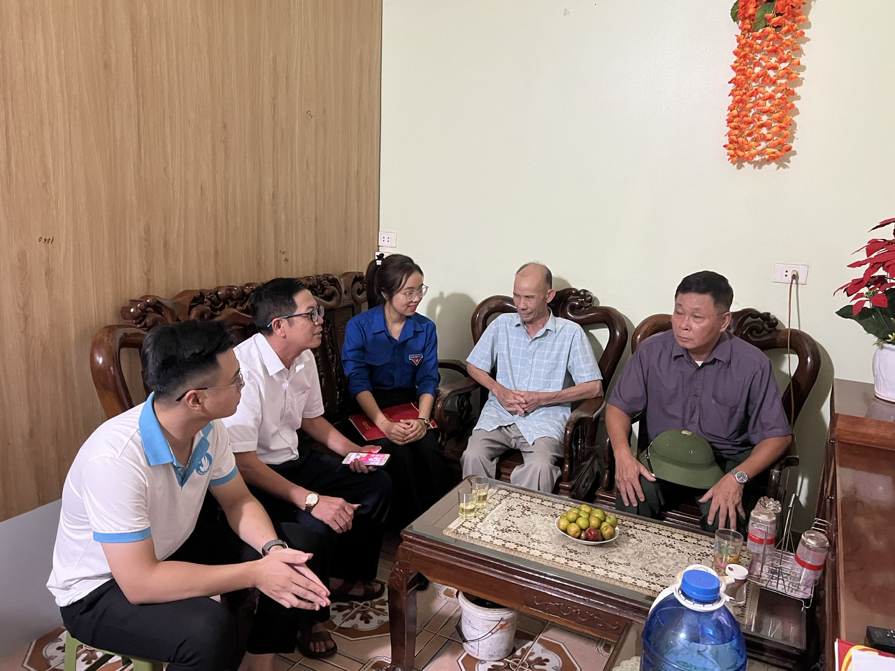 Thăm hỏi gia đình thương binh. ĐTN-HSV thăm hỏi gia đình thương binh 2.jpg