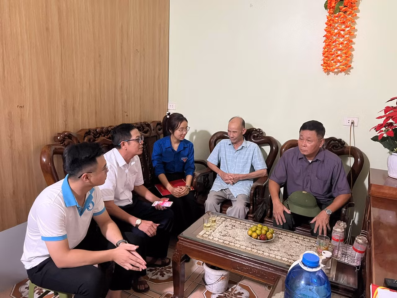 ĐTN-HSV thăm hỏi gia đình thương binh 2.jpg