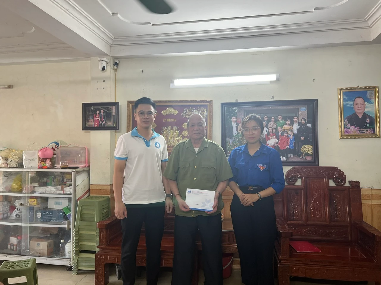 ĐTN-HSV thăm hỏi gia đình là em liệt sỹ 2.jpg