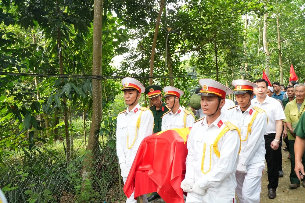 Đưa hài cốt liệt sĩ Phạm Văn Soàng về Nghĩa trang gia đình tại thôn Tân Thành, xã Cam Cọn..JPG
