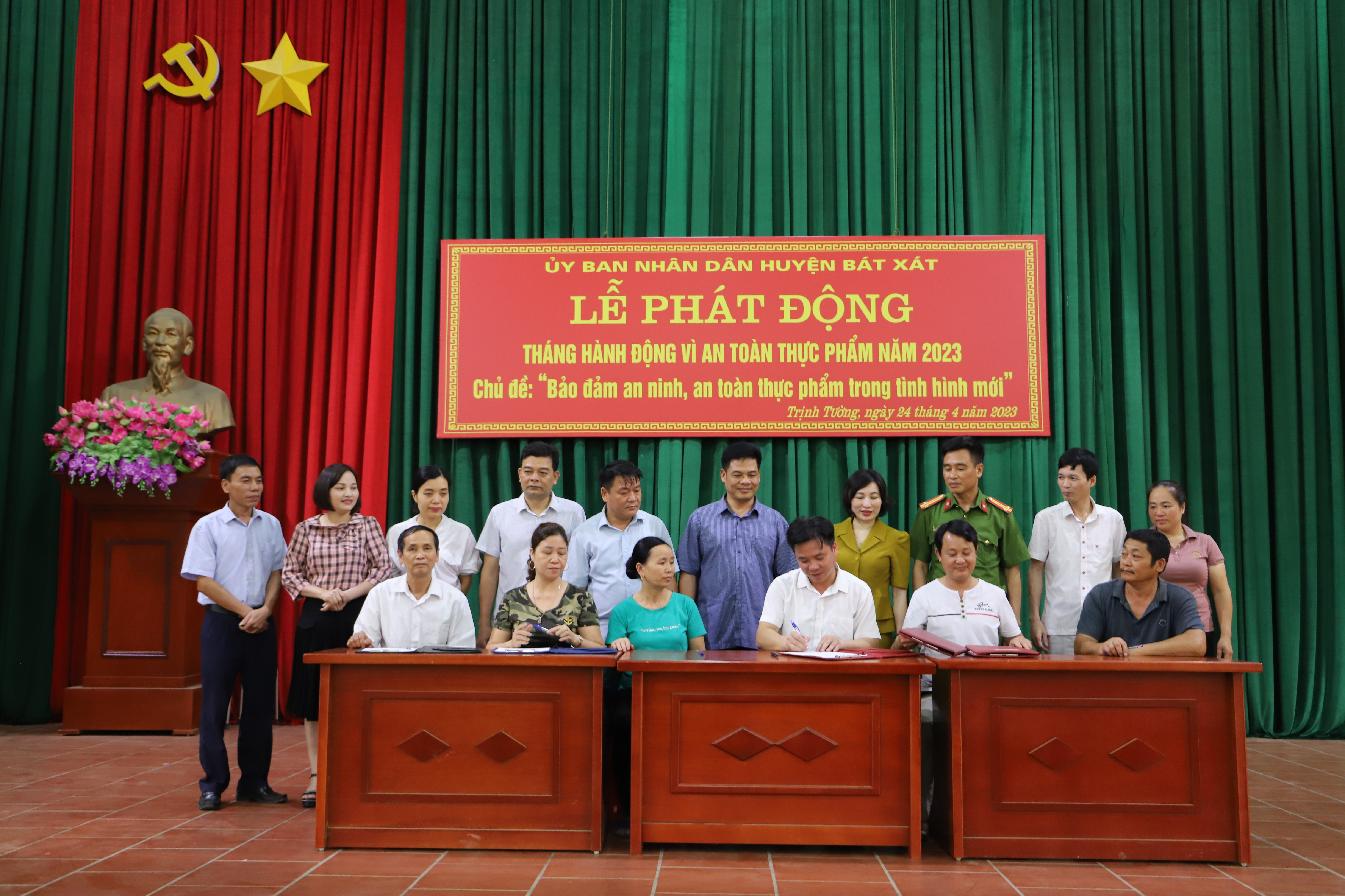 Đại diện cơ sở sản xuất, chế biến, kinh doanh ký cam kết chấp hành các quy định về an toàn thực phẩm. IMG_2115.JPG
