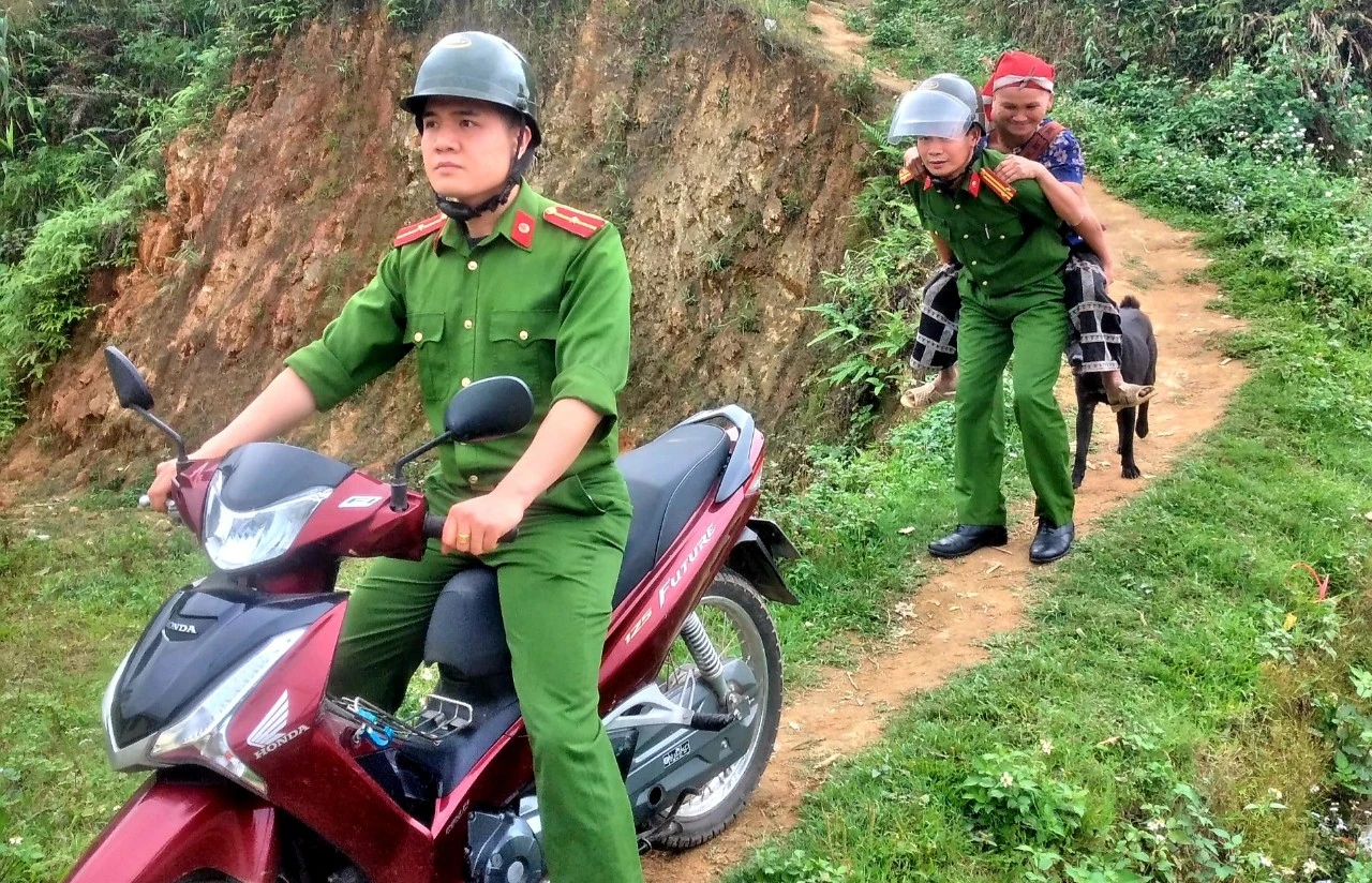 Hỗ trợ người dân đi làm CCCD.jpg