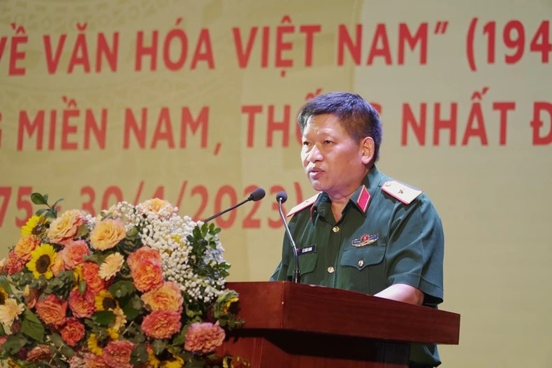 Thiếu tướng Lê Xuân Sang, Phó Cục trưởng Cục Tuyên huấn, Tổng cục Chính trị Quân đội nhân dân Việt Nam phát biểu tại Lễ khai mạc.