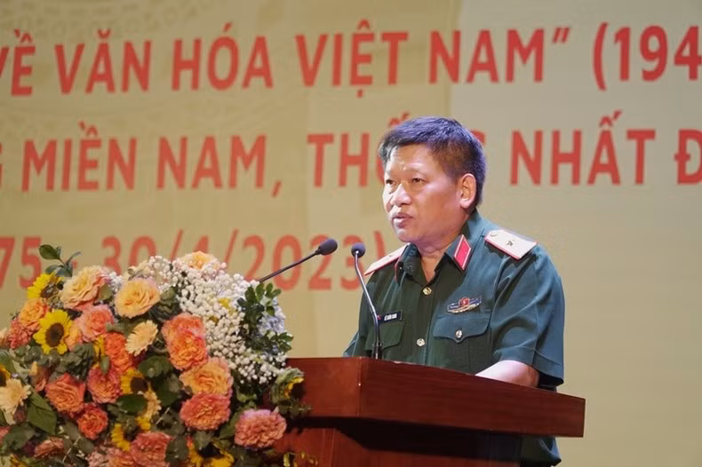 Thiếu tướng Lê Xuân Sang, Phó Cục trưởng Cục Tuyên huấn, Tổng cục Chính trị Quân đội nhân dân Việt Nam phát biểu tại Lễ khai mạc.