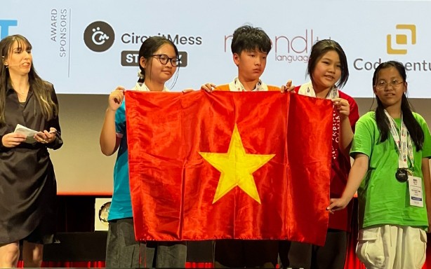 Em Nguyễn Ngọc Hà Linh, lớp 7A10 (đầu tiên bên trái) và em Trần Đức Toàn, lớp 9A17 (thứ hai từ trái qua) đoạt Huy chương Vàng tại cuộc thi Em Nguyễn Ngọc Hà Linh, lớp 7A10 (đầu tiên bên trái) và em Trần Đức Toàn, lớp 9A17 (thứ hai từ trái qua) đoạt Huy chương Vàng tại cuộc thi