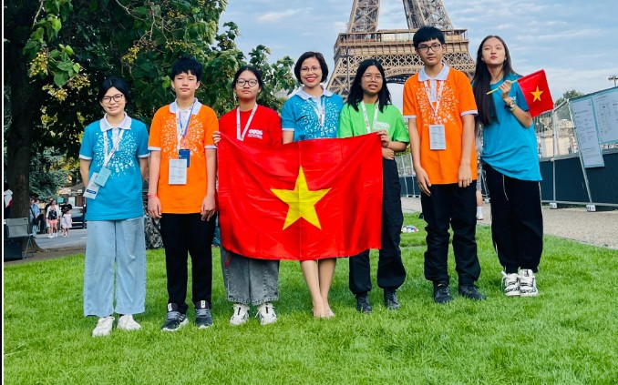 Cô giáo Lê Thị Loan cùng đoàn học sinh tham gia cuộc thi. Cô giáo Lê Thị Loan cùng đoàn học sinh tham gia cuộc thi.