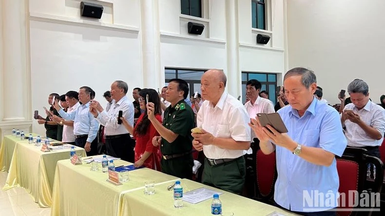 Các đại biểu nhắn tin ủng hộ chương trình.