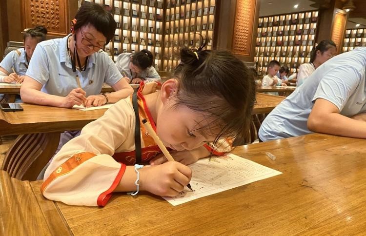 Các du khách nhí trải nghiệm văn hóa truyền thống tại thành phố Tế Ninh, Sơn Đông, Trung Quốc. Các du khách nhí trải nghiệm văn hóa truyền thống tại thành phố Tế Ninh, Sơn Đông, Trung Quốc.