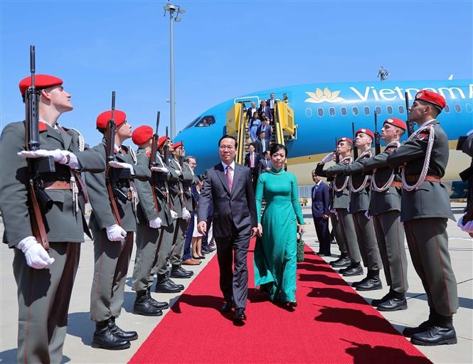Chủ tịch nước Võ Văn Thưởng và Phu nhân đến sân bay quốc tế Vienna, Thủ đô Vienna, bắt đầu chuyến thăm chính thức Cộng hòa Áo. Ảnh: Thống Nhất/TTXVN Chủ tịch nước Võ Văn Thưởng và Phu nhân đến sân bay quốc tế Vienna, Thủ đô Vienna, bắt đầu chuyến thăm chính thức Cộng hòa Áo. Ảnh: Thống Nhất/TTXVN