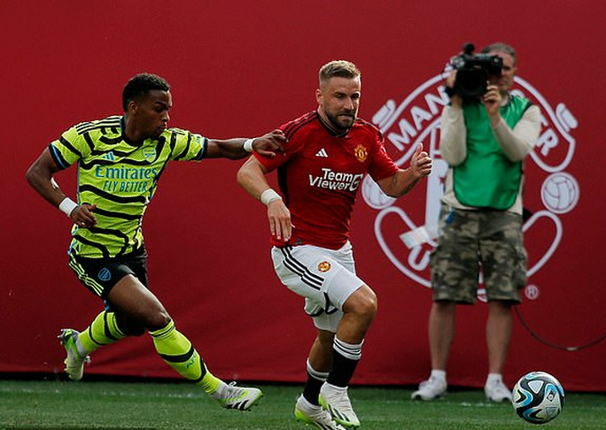 Arsenal gục ngã trước Man United tại sân MetLife 80.000 khán giả - Ảnh 1.
