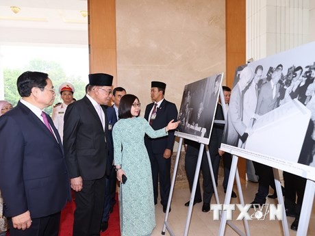 Thủ tướng Phạm Minh Chính và Thủ tướng Malaysia Anwar Ibrahim tham quan trưng bày ảnh của Thông tấn xã Việt Nam. Thủ tướng Phạm Minh Chính và Thủ tướng Malaysia Anwar Ibrahim tham quan trưng bày ảnh của Thông tấn xã Việt Nam.