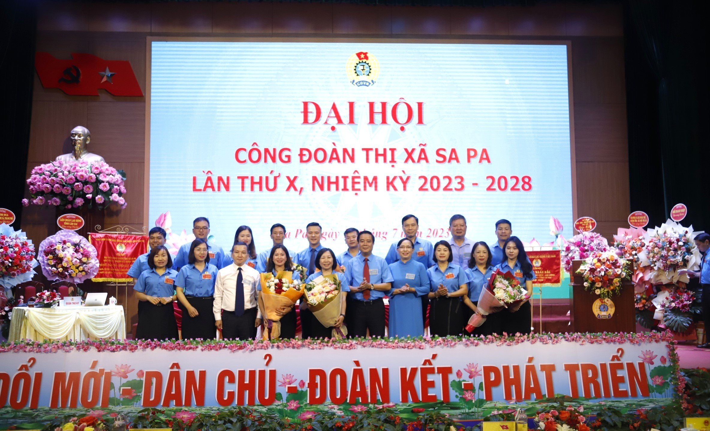 Ra mắt Ban Chấp hành Công đoàn thị xã Sa Pa khóa mới. Ban chấp hành LĐLĐ thị xã khóa mới ra mắt Đại hội.jpg