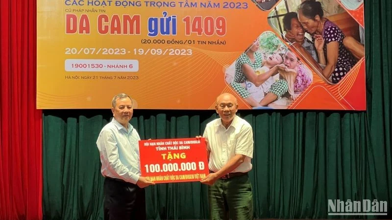 Hội Nạn nhân chất độc da cam/dioxin tỉnh Thái Bình ủng hộ Quỹ Nạn nhân chất độc da cam/dioxin Việt Nam.