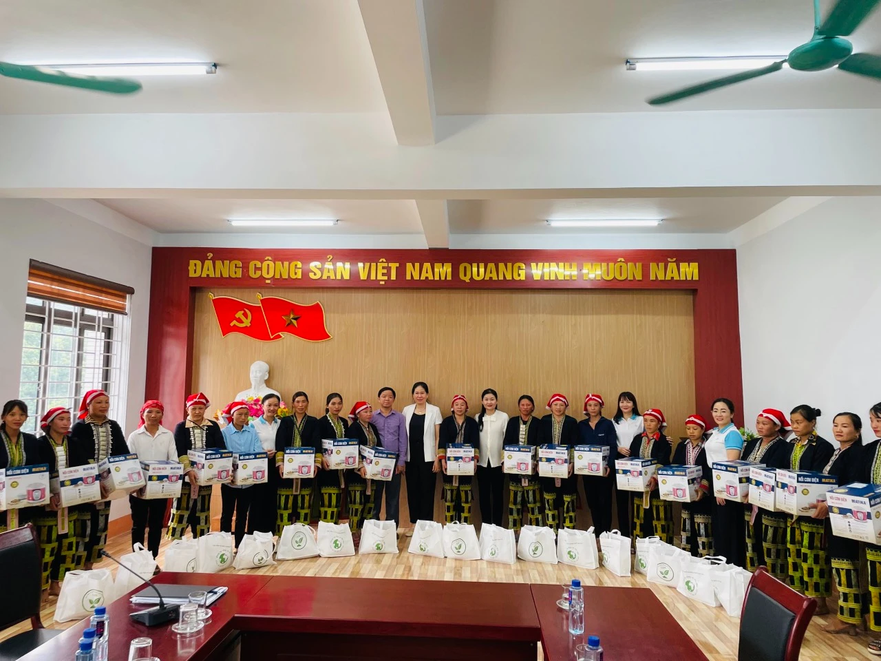 Trao quà cho Phụ nữ dân tộc nghèo, khó khăn xã vùng cao Phìn Ngan huyện Bát Xát..png