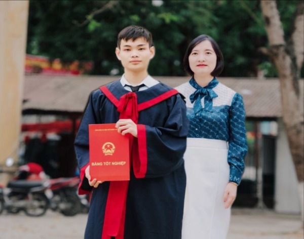Lương Hoàng Vinh và cô giáo Nguyễn Thị Lê. thủ khoa.jpg