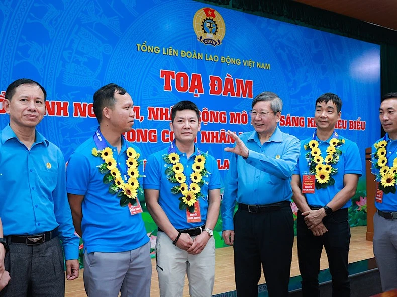 Phó Chủ tịch Thường trực Tổng Liên đoàn Lao động Việt Nam Trần Thanh Hải gặp gỡ các cá nhân nhận giải thưởng Nguyễn Đức Cảnh.