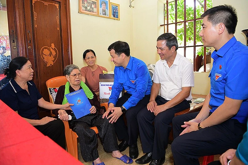 Đại diện Trung ương Đoàn và các đơn vị liên quan đến thăm, trao quà tặng các Bà Mẹ Việt Nam Anh hùng tại Ninh Bình.