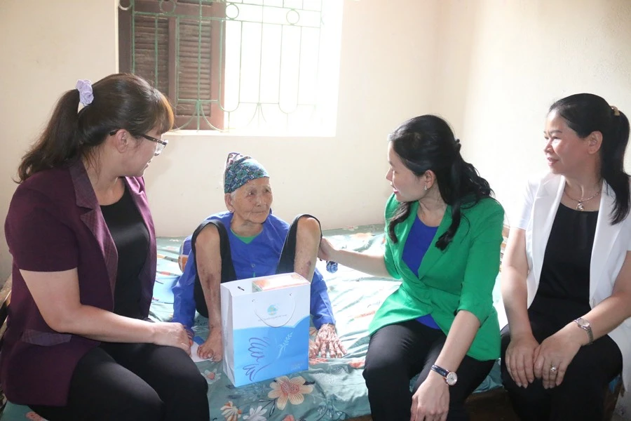 Phó Chủ tịch Hội LHPN Việt Nam Tôn Ngọc Hạnh ,thăm, tặng quà Mẹ Việt Nam anh hùng Ngô Thị Dén..png