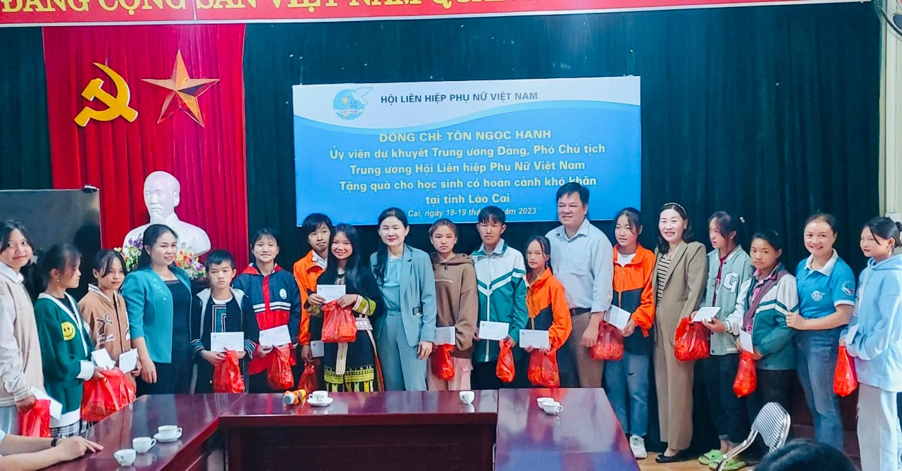 Tặng học bổng cho các em học sinh nghèo vượt khó xã Trung Chải thị xã Sa Pa..png