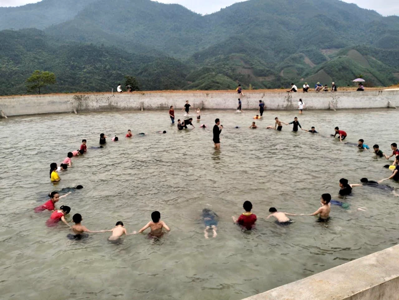Tập huấn bơi lội cho các em thiếu niên, nhi đồng trên địa bàn.jpg