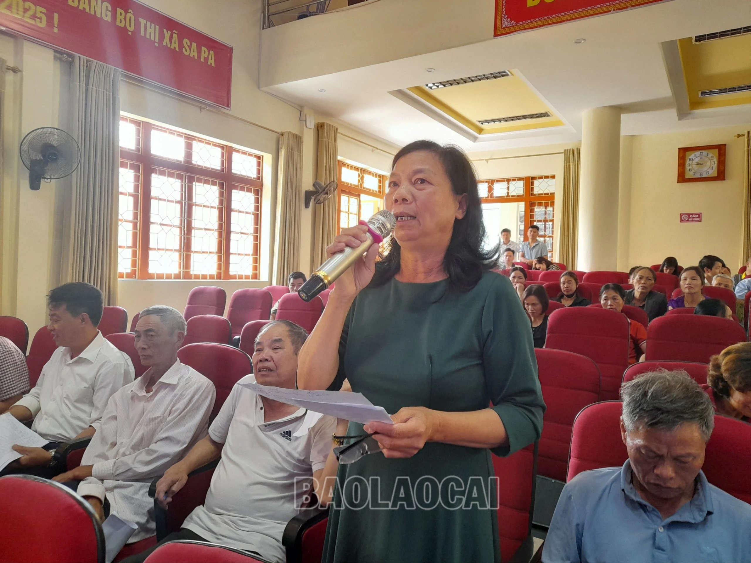 Người dân phường Phan SiPan nêu ý kiến.jpg