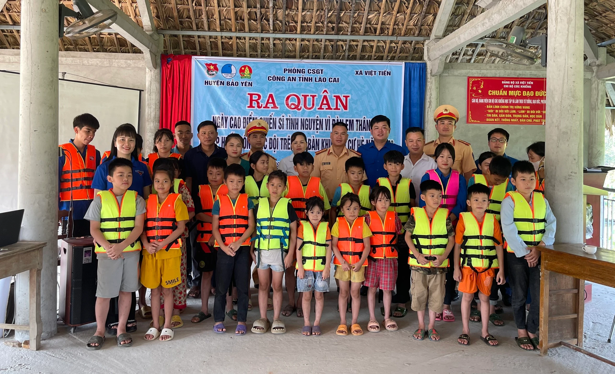 Trao tặng áo phao cho thanh, thiếu niên, nhi đồng xã Việt Tiến.jpg
