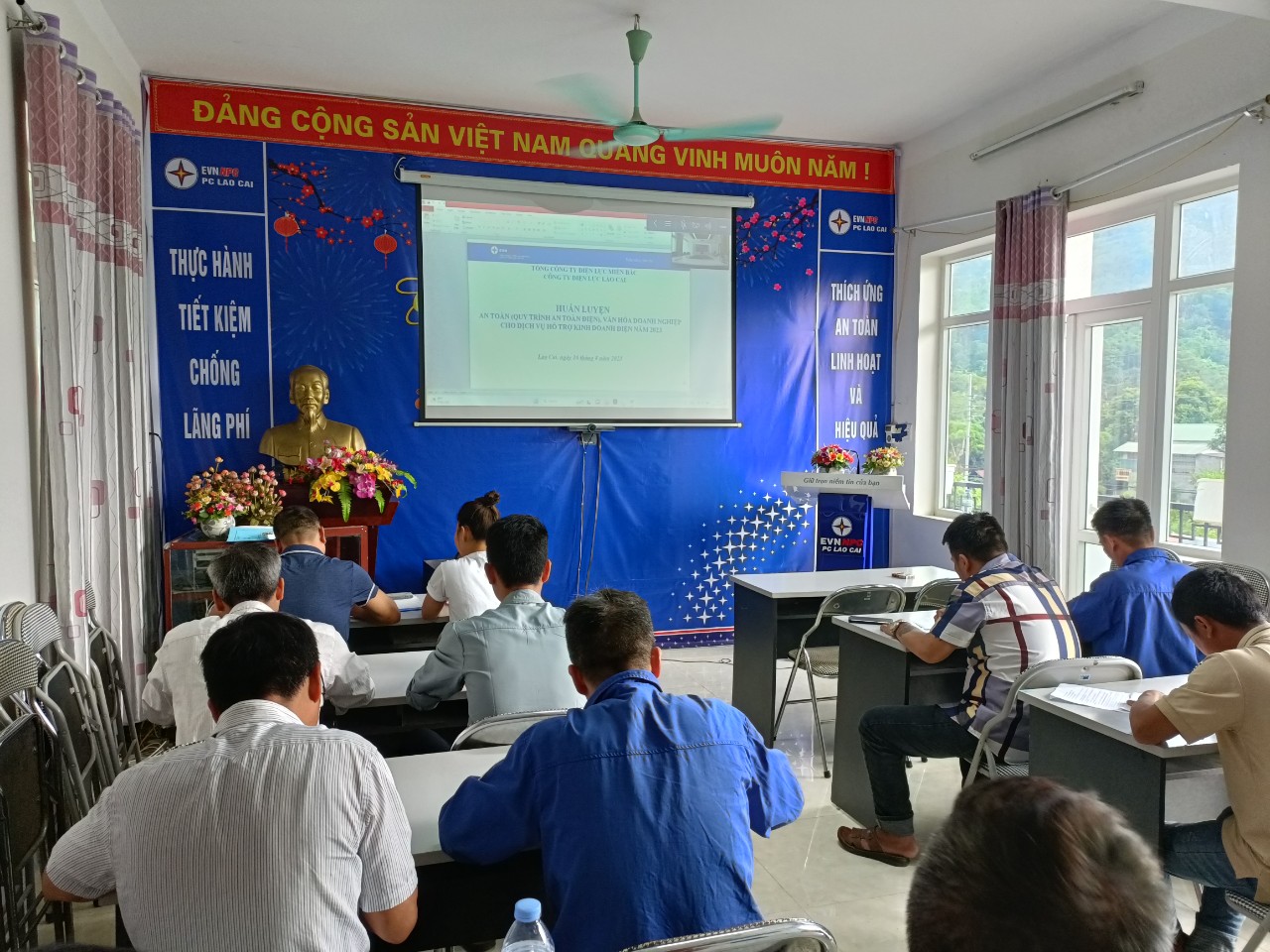 Huấn luyện an toàn điện cho các đại lý. 4. Huấn luyện AT điện cho đại lý.jpg