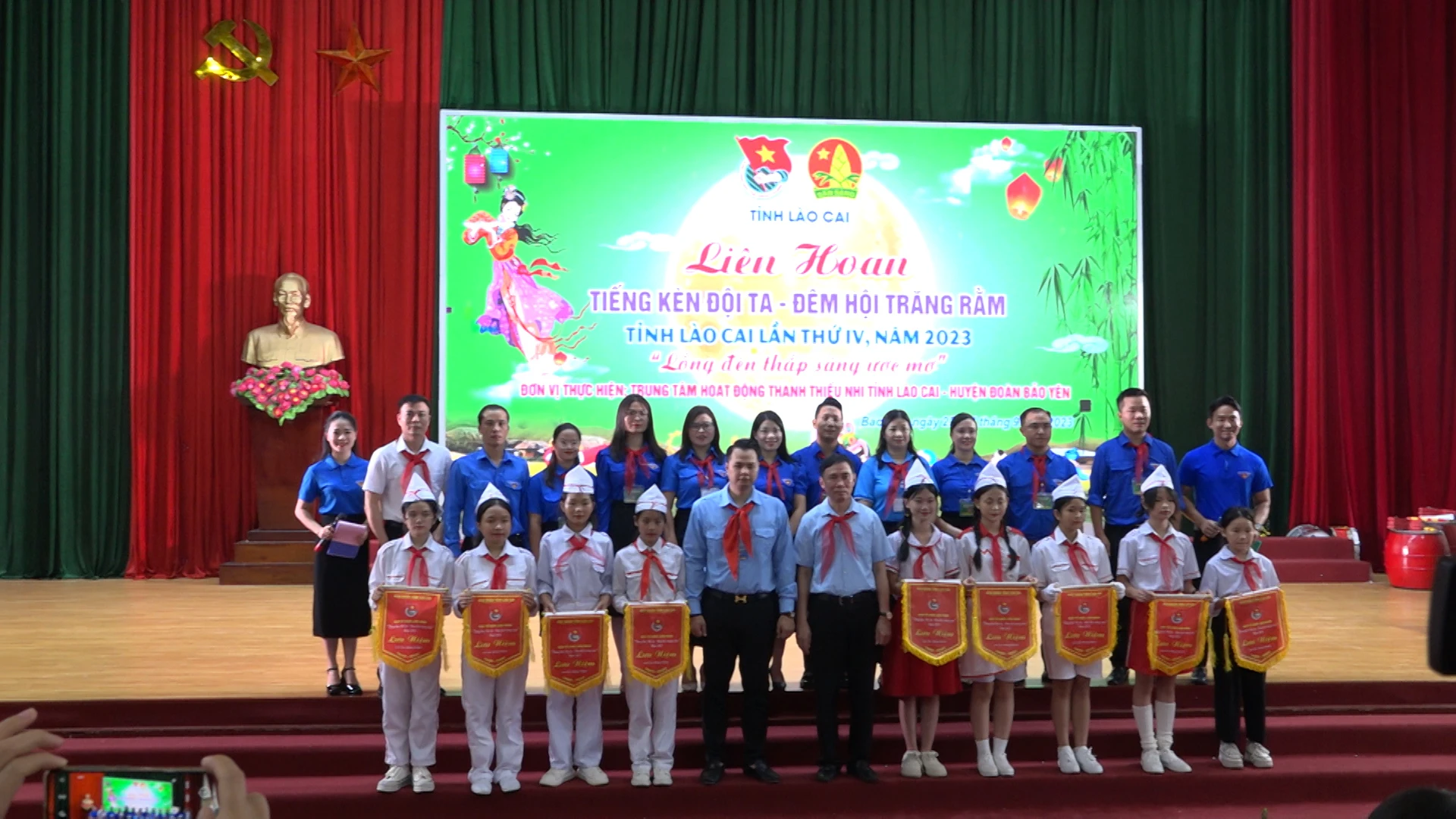 BTC trao cờ lưu niệm cho các đoàn tham dự liên hoan.jpg