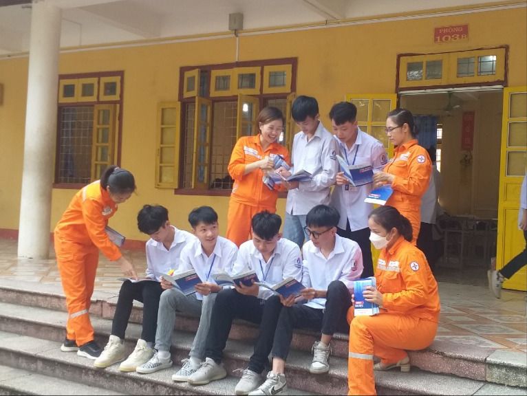 Tuyên truyền tiết kiệm điện, an toàn điện tại Trường THPT số 1 Bảo Thắng. 2. Trường PTTH số 1BT.jpg