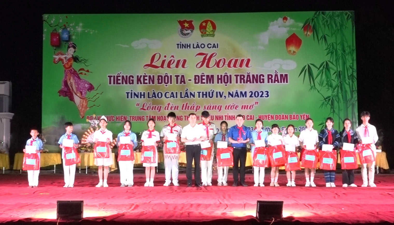 Trao học bổng cho các em học sinh có hoàn cảnh khó khăn để các em có thêm động lực vươn lên trong cuộc sống cũng như trong học tập..jpg