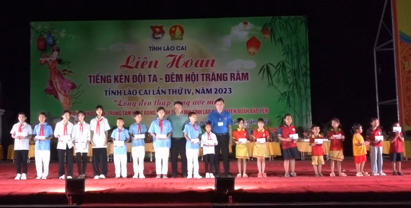 Trao học bổng cho các em học sinh có hoàn cảnh khó khăn để các em có thêm động lực vươn lên trong cuộc sống cũng như trong học tập.jpg