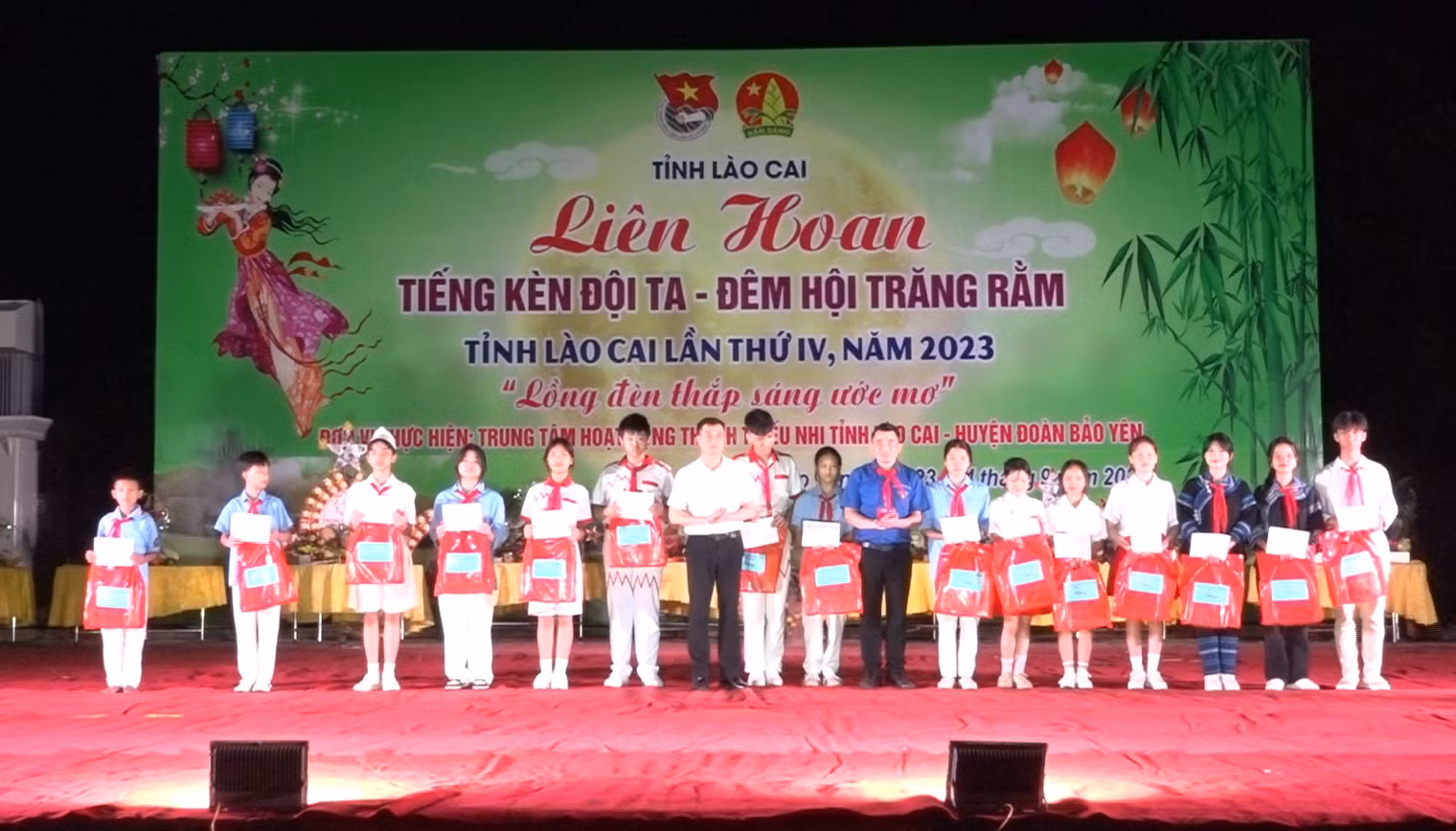 Trao học bổng cho các em học sinh có hoàn cảnh khó khăn để các em có thêm động lực vươn lên trong cuộc sống cũng như trong học tập..jpg