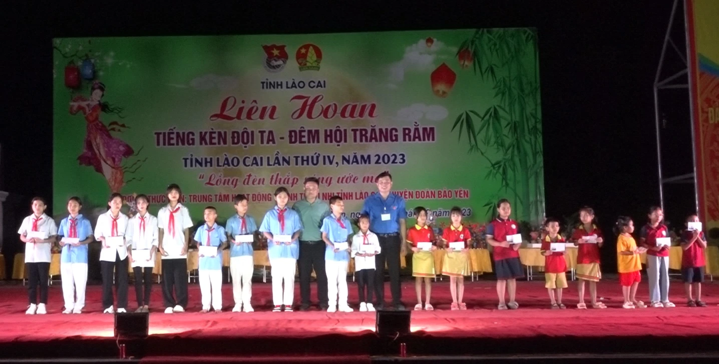 Trao học bổng cho các em học sinh có hoàn cảnh khó khăn để các em có thêm động lực vươn lên trong cuộc sống cũng như trong học tập.jpg