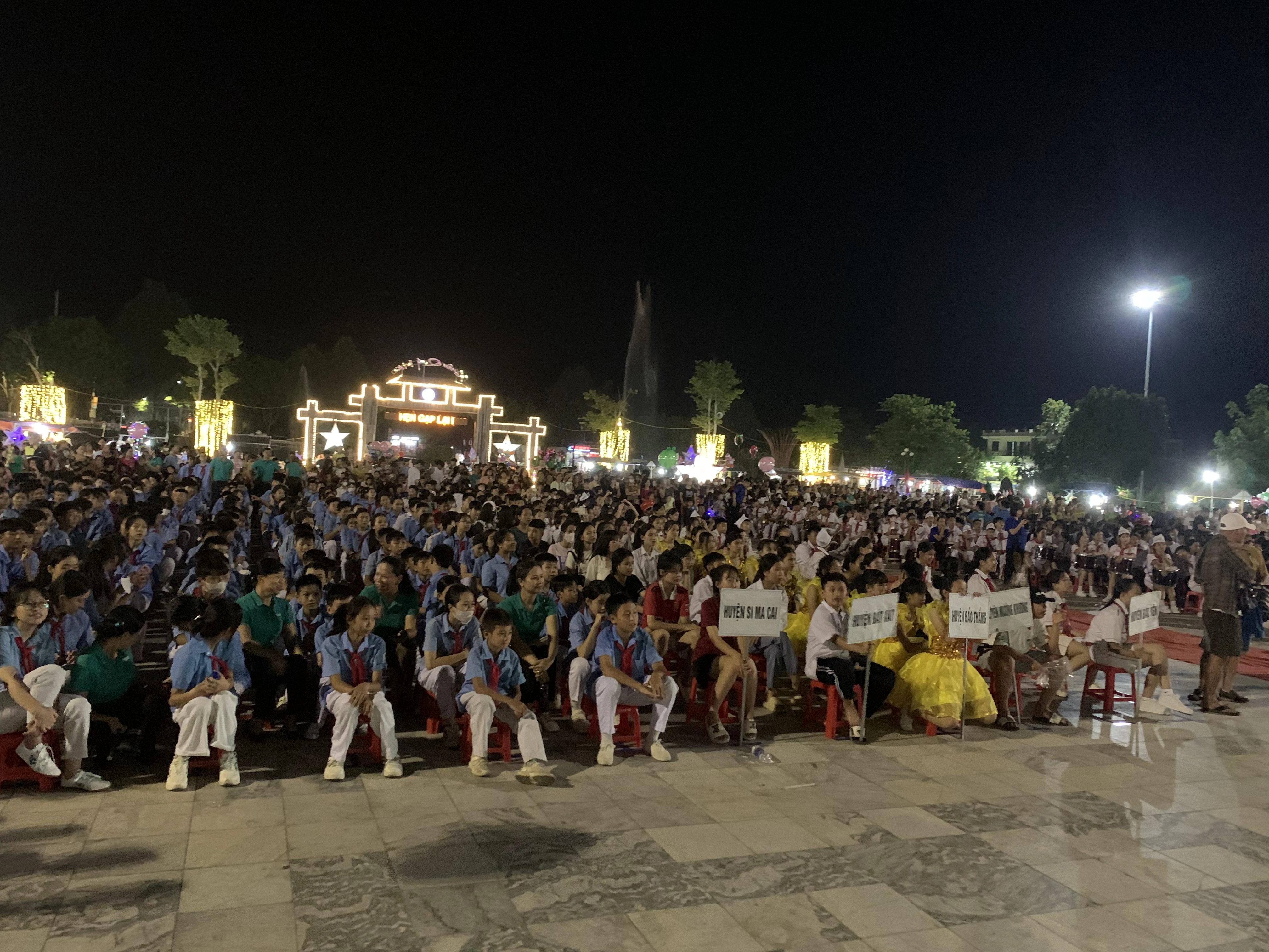 Đông đảo các em thiếu nhi dự đêm hội trăng rằm.JPG