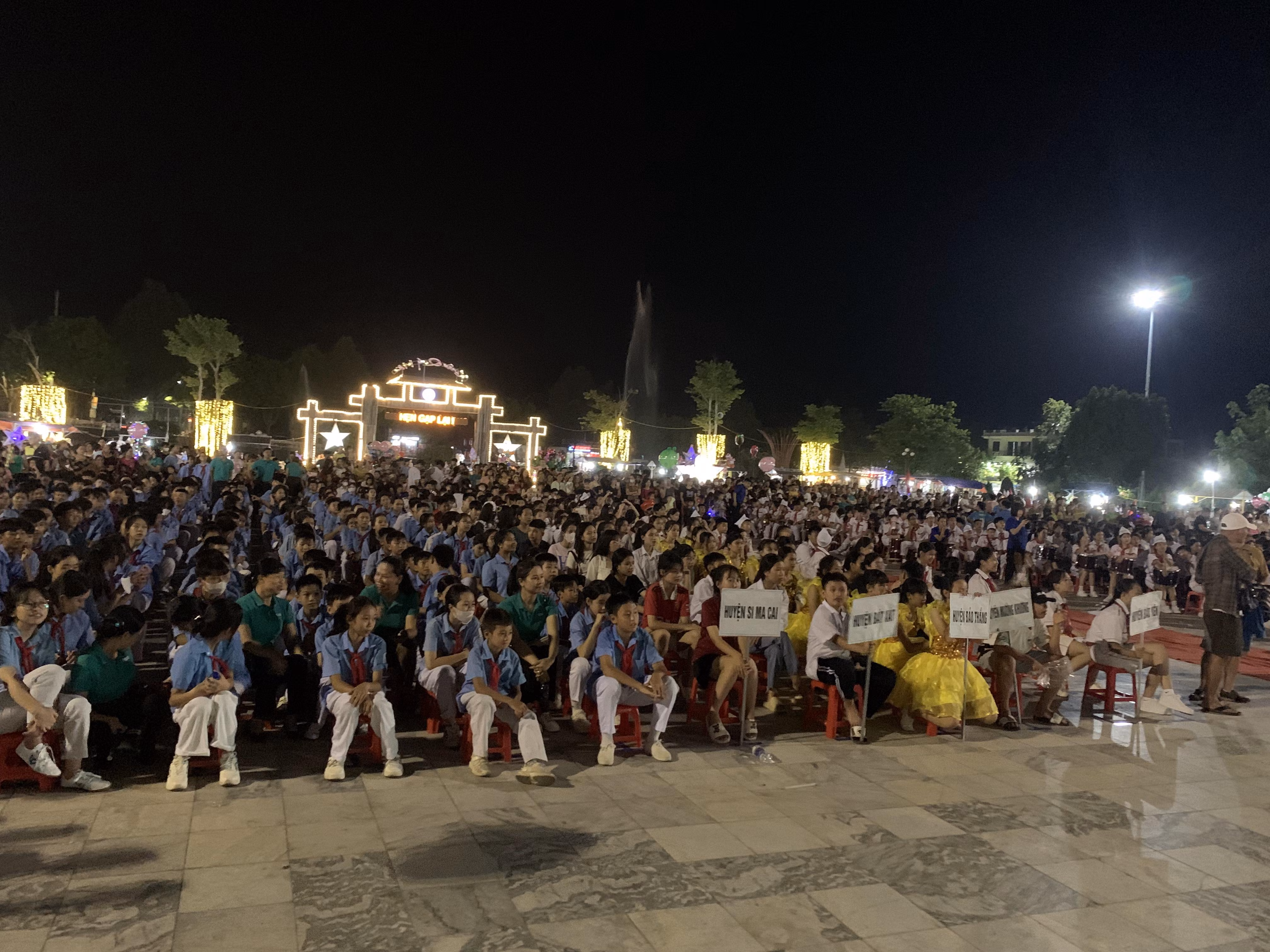Đông đảo các em thiếu nhi dự đêm hội trăng rằm.JPG