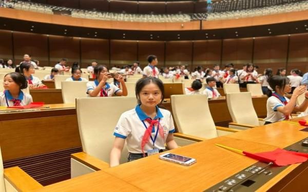 Em Ngô Gia Huệ, học sinh Trường THCS thị trấn Mường Khương vinh dự là 1 trong 3 thiếu nhi của tỉnh Lào Cai tham gia phiên họp giả định ‘‘Quốc hội trẻ em’’ lần thứ I năm 2023. học Bác 4.jpg
