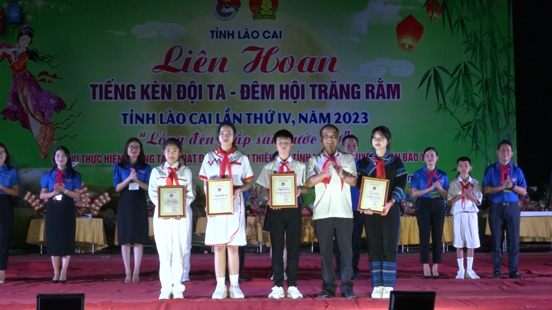 Trao giải chuyên đề cho các đội thi (2).jpg