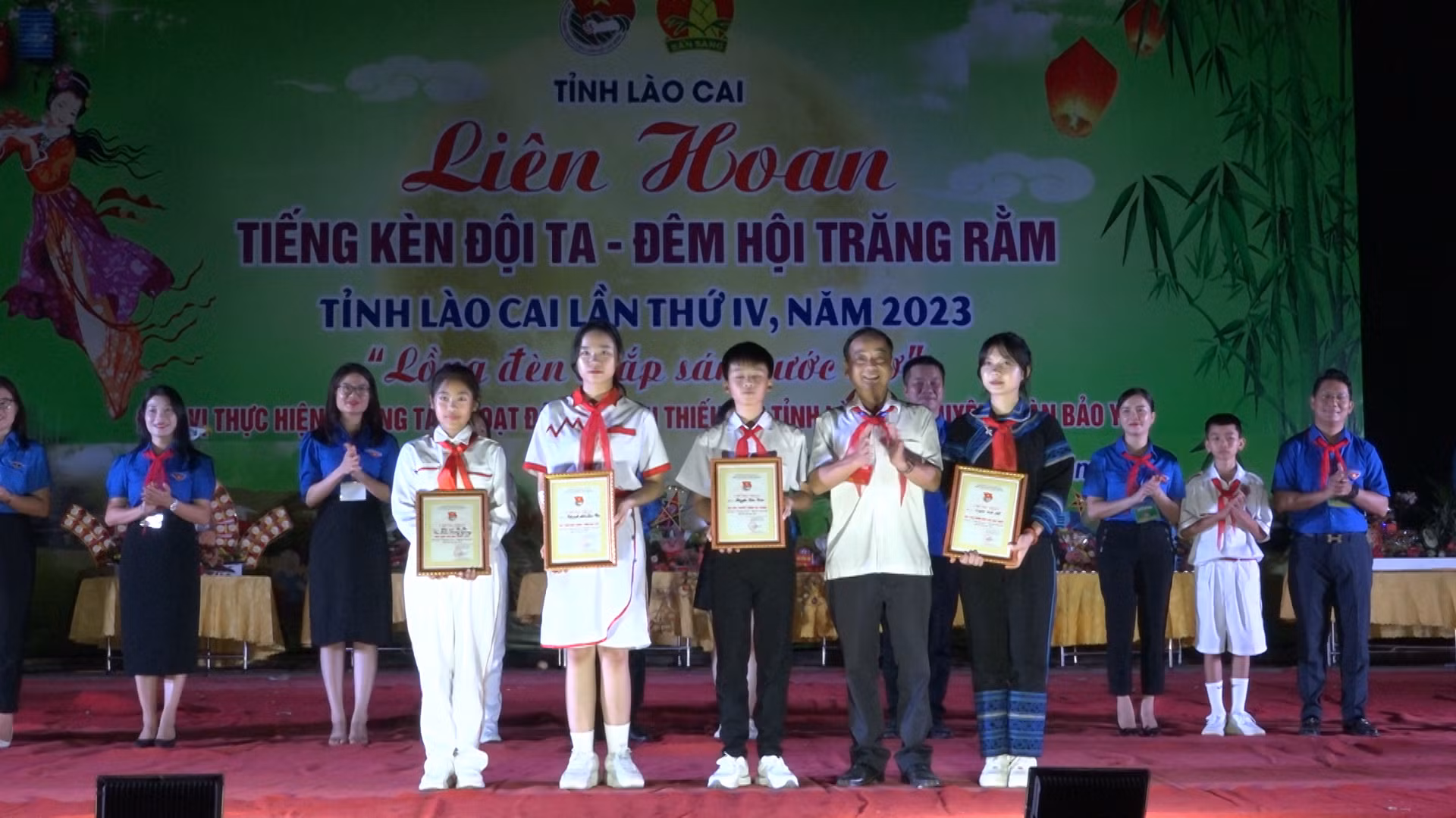 Trao giải chuyên đề cho các đội thi (2).jpg