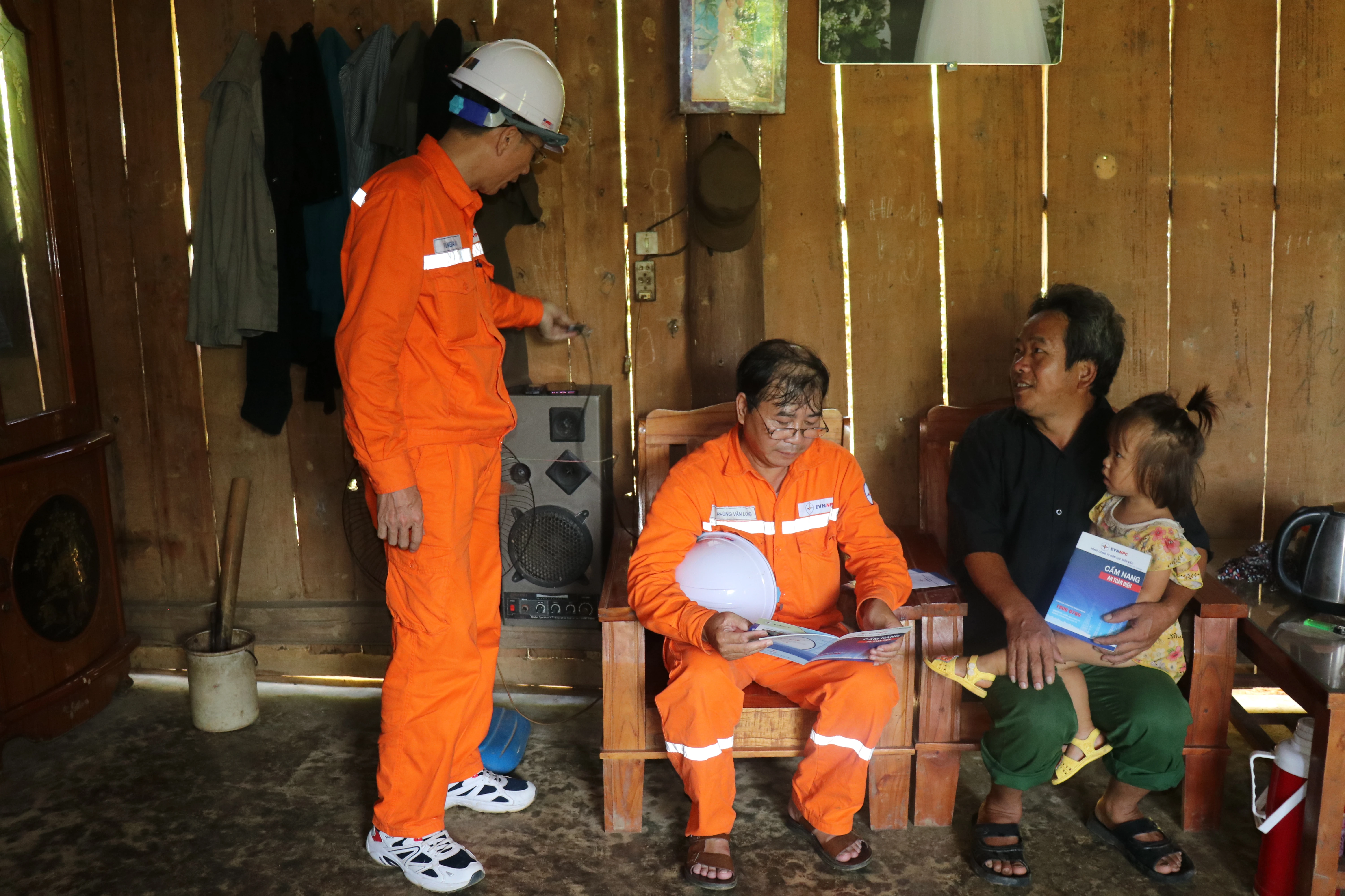 1. Hướng dẫn KH rút ổ cắm.JPG