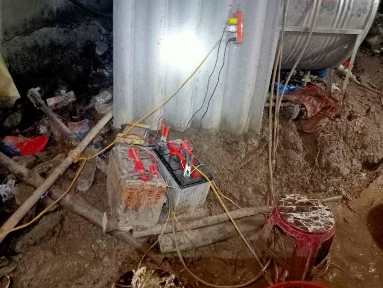 Máy kích giun đất tại cơ sở vi phạm. may kích giun đat.jpg