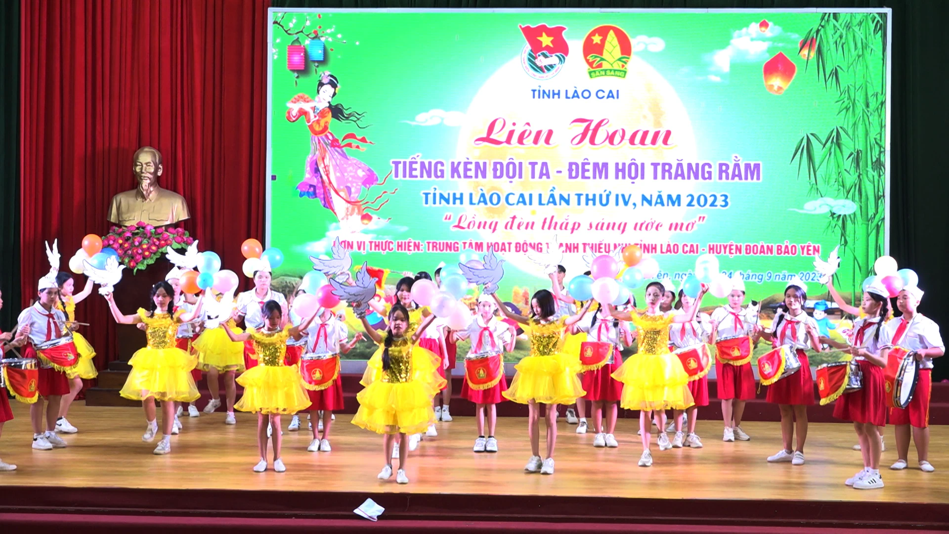 Các đội thi trình bày phần thi của mình (1).jpg