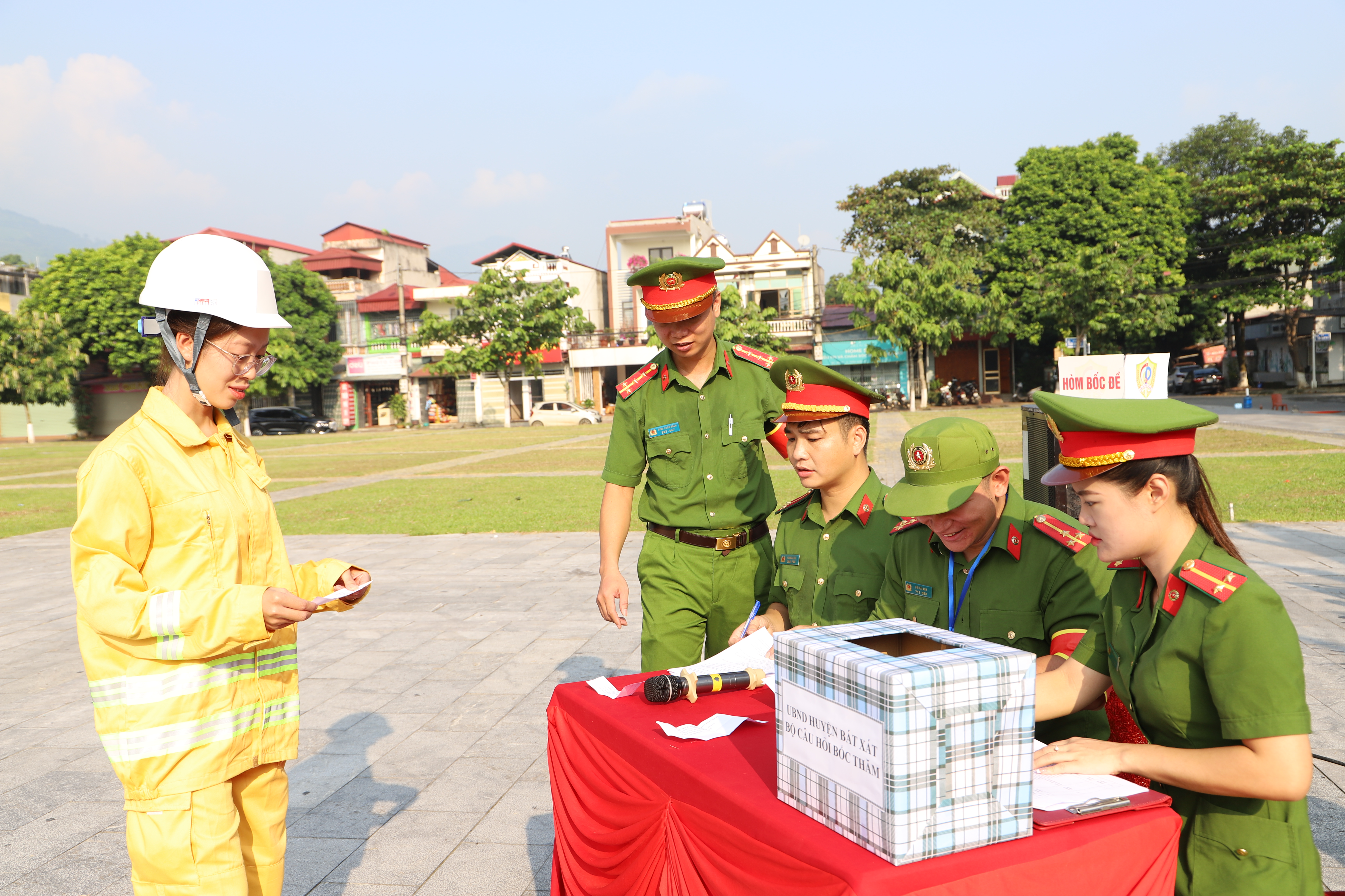 Vận động viên trả lời câu hỏi về kiến thức phòng cháy, chữa cháy. IMG_6353(1).JPG