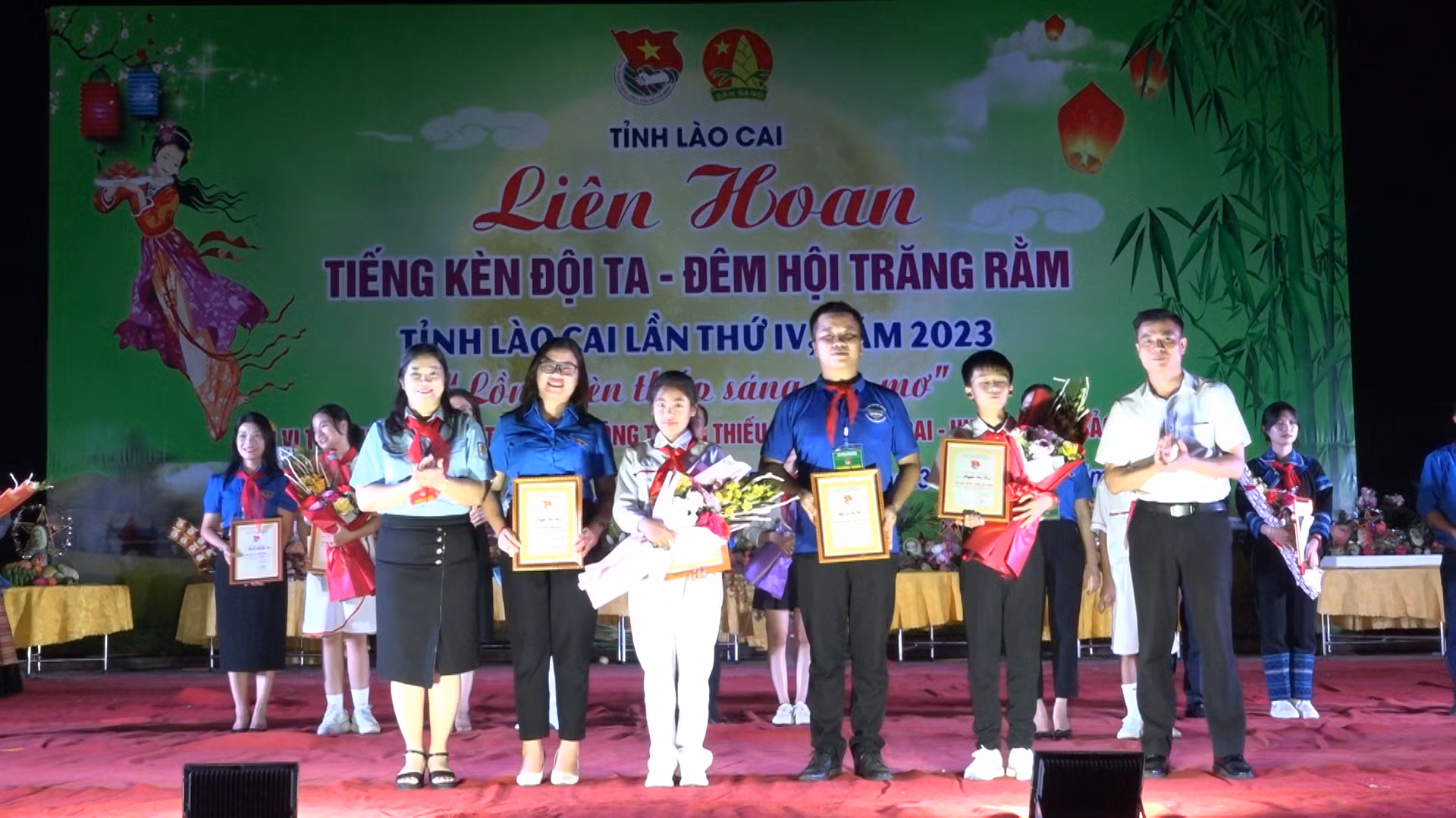 Trao giải nhì.jpg