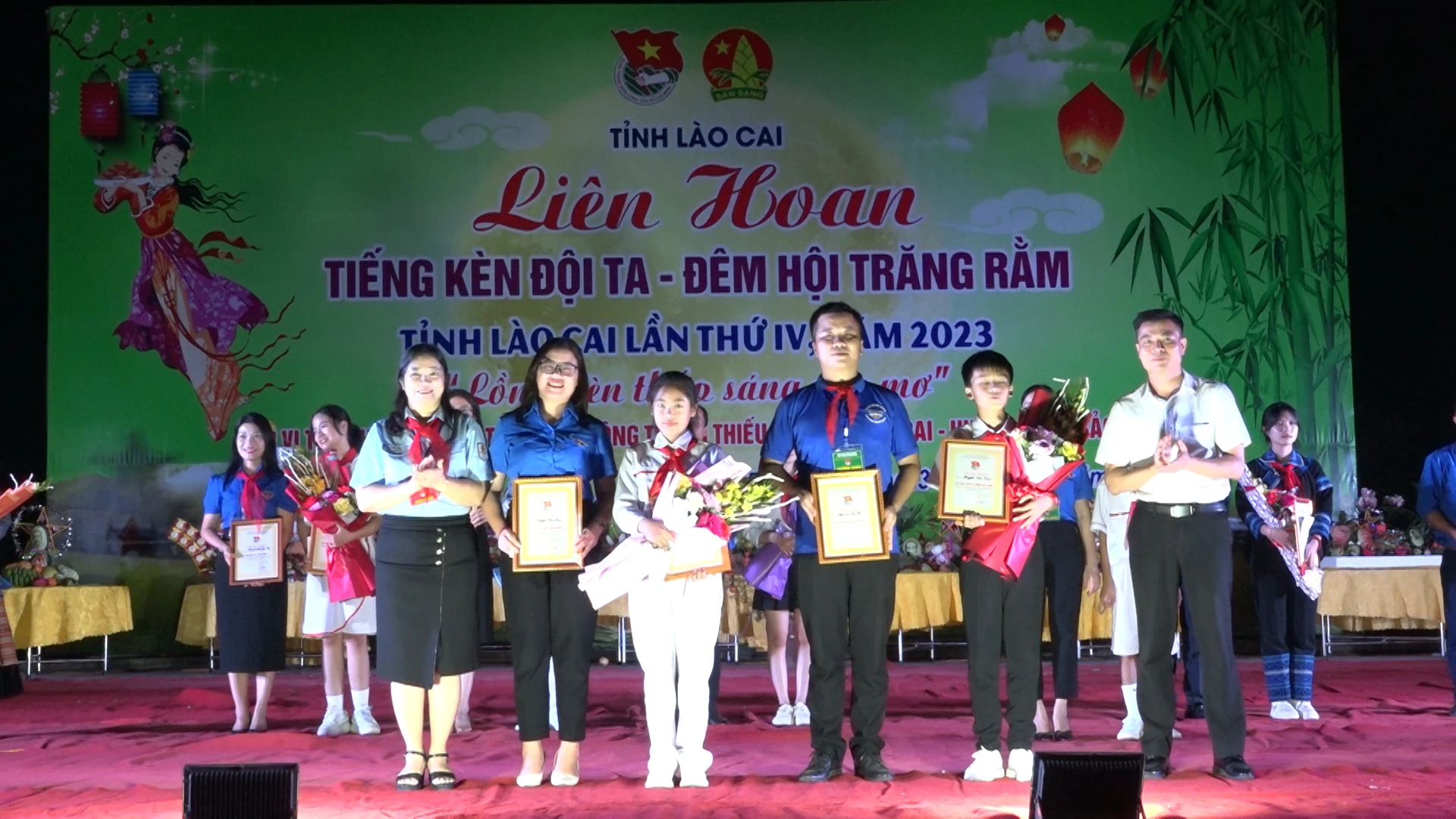 Trao giải nhì.jpg