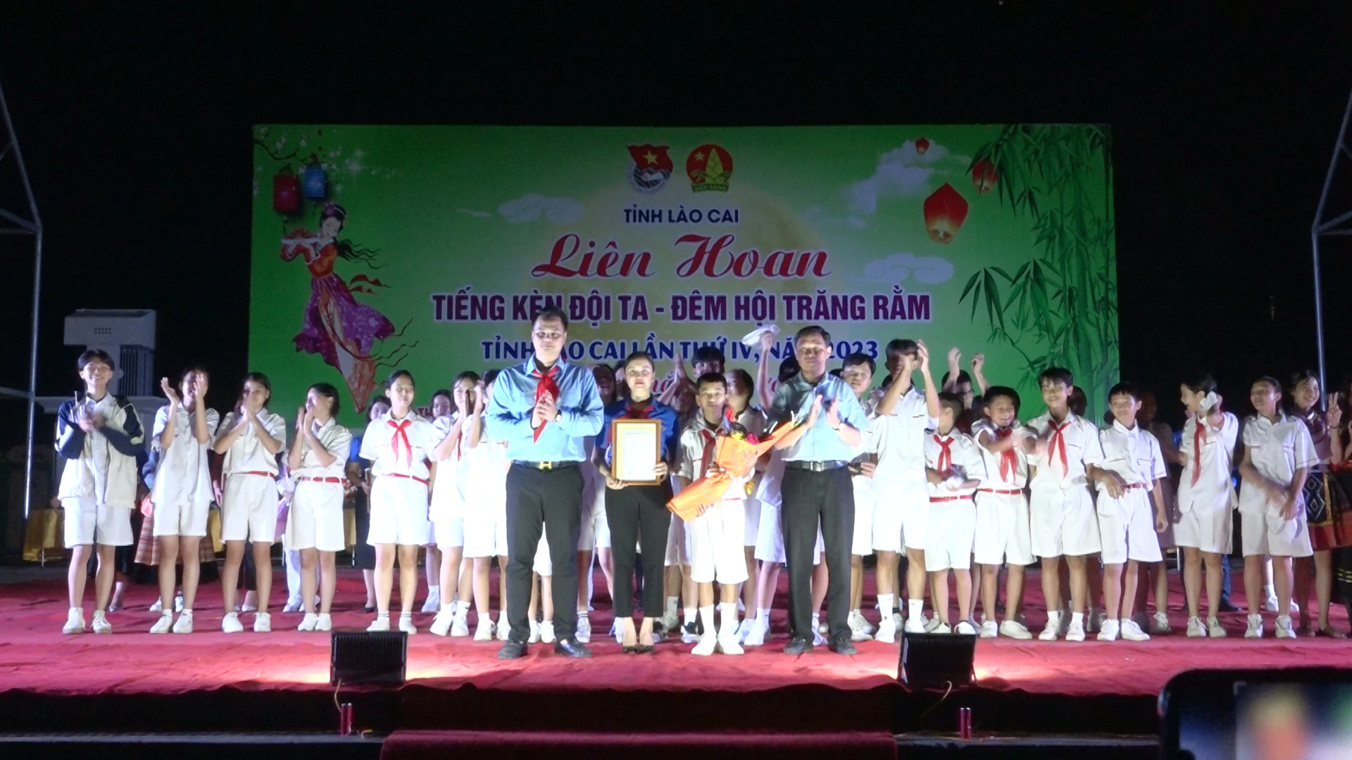 Trao giải nhất cho đội thi huyện Bảo Yên.jpg