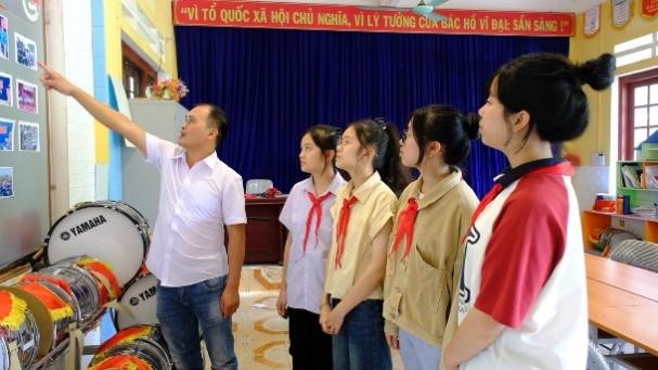 Huệ cùng các bạn tìm hiểu lịch sử truyền thống của nhà trường. Học Bác 9.jpg