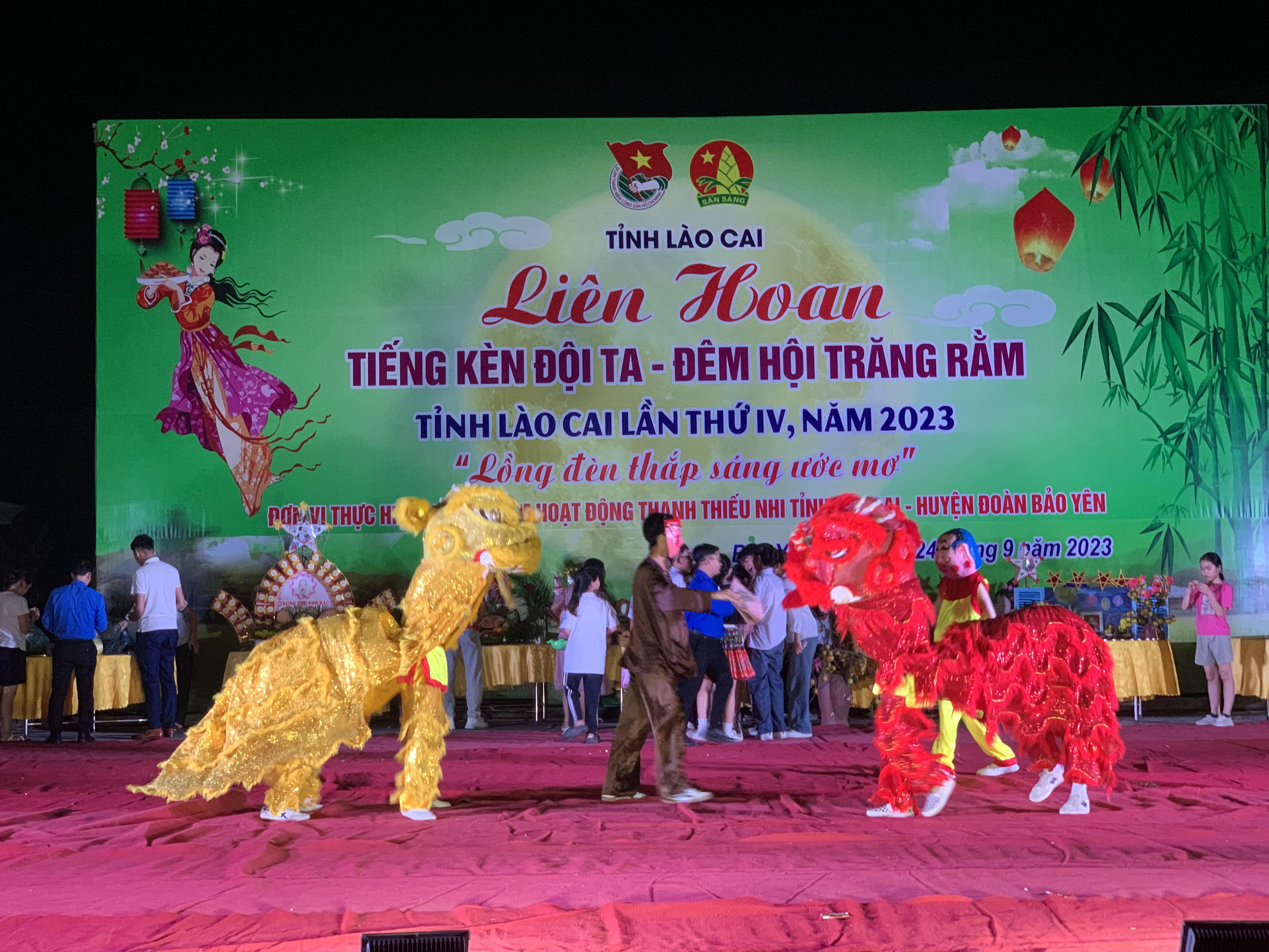 Múa lân tại đêm hộ trăng rằm.JPG