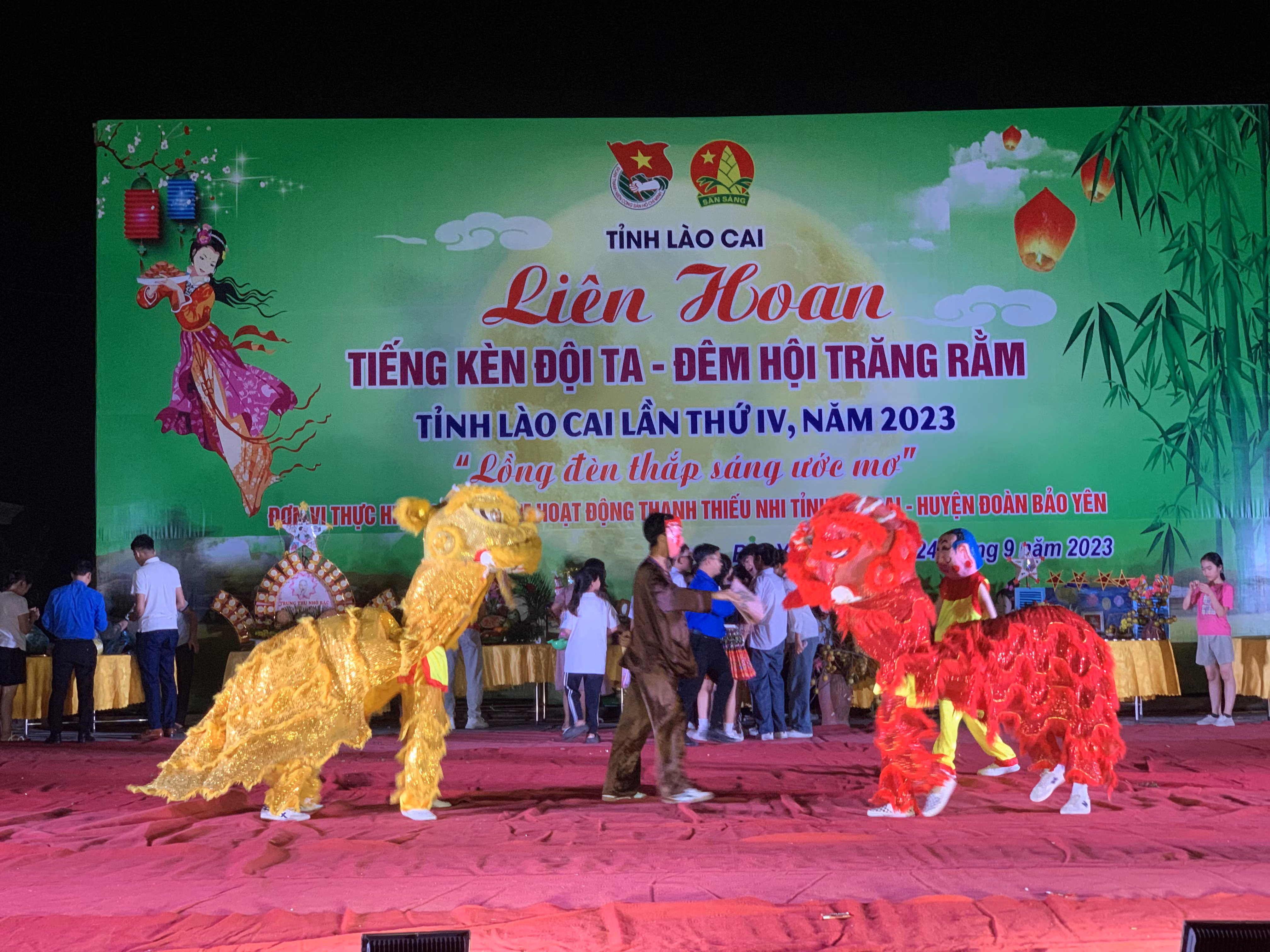 Múa lân tại đêm hộ trăng rằm.JPG