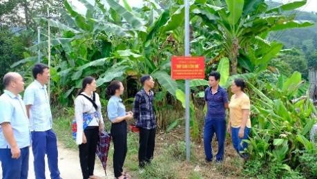 Công trình ‘‘Thắp sáng đường quê’’ ở thôn Tảo Giàng, xã Lùng Vai, huyện Mường Khương đem lại niềm vui cho người dân. học bác 5.jpg
